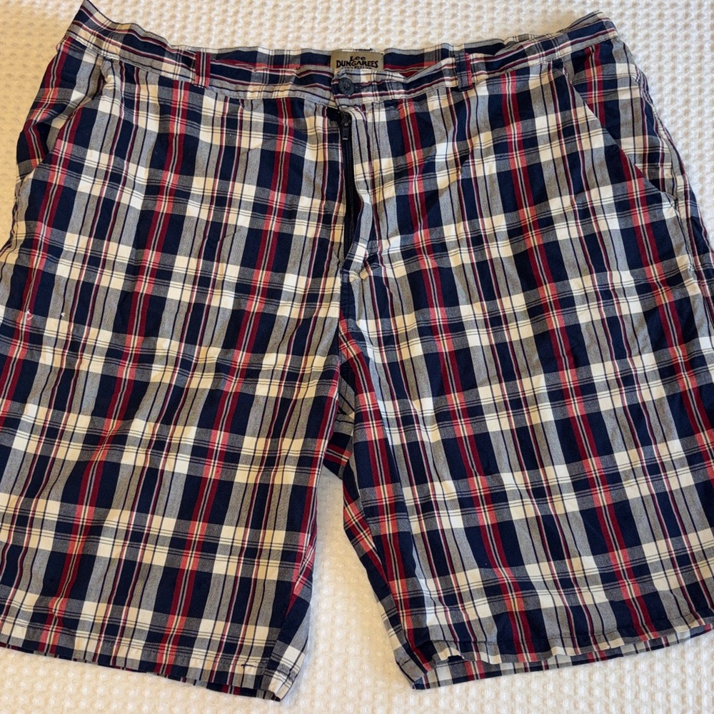Lee Dungarees Size 40 Men's Navy Blue Red White Plaid Flat Front Shorts